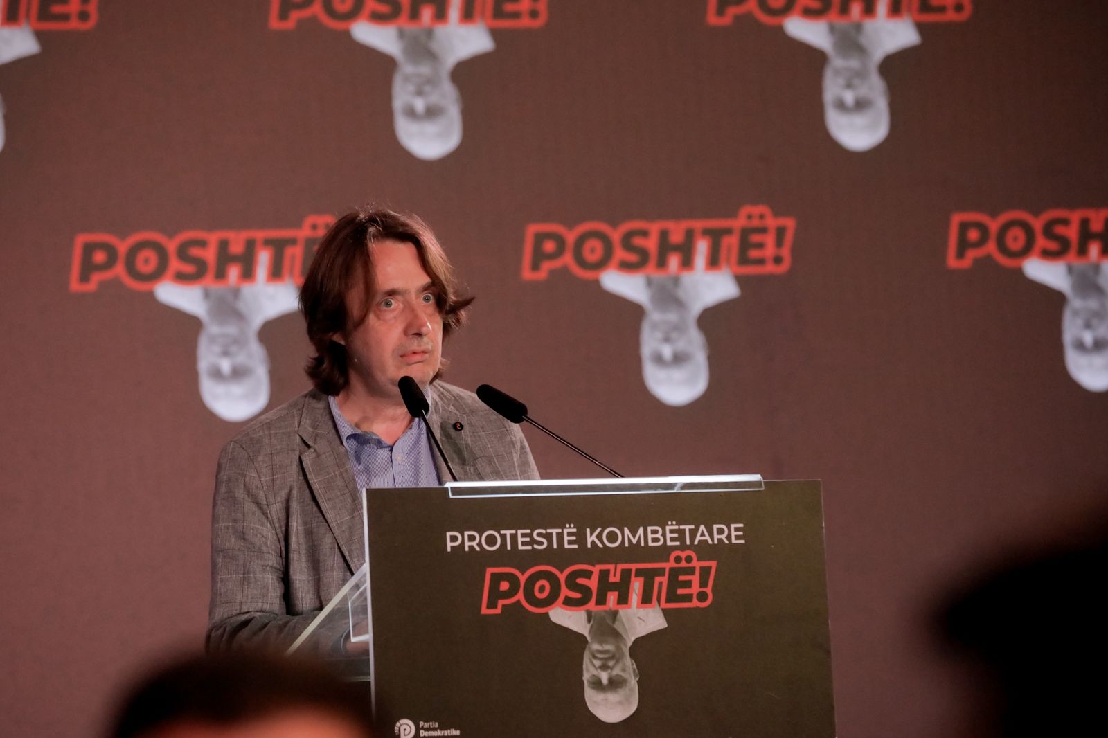 Protesta  profesori Edvin Cami  Keqqeverisja po rëndon jetën e qytetarëve  Shqipëria nuk është pronë e tyre