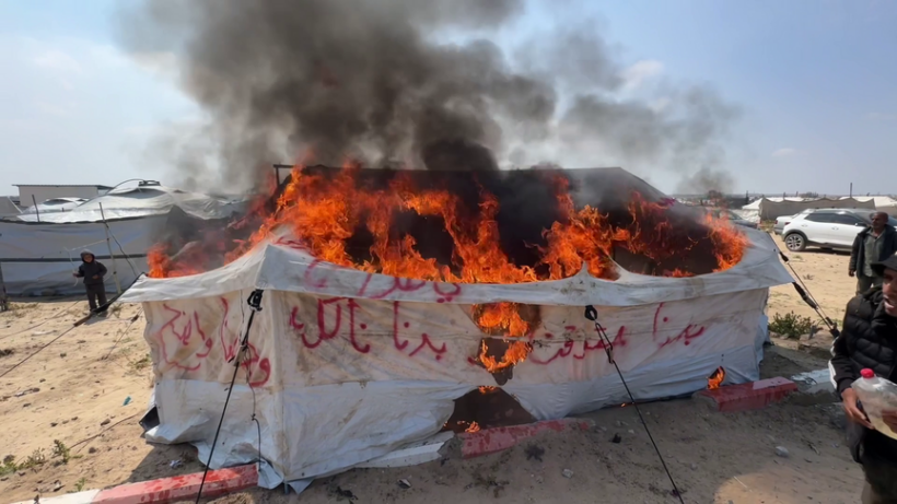 Banorët e Gazës protestojnë duke  djegur tenda  që bota të dëgjojë zërin e tyre