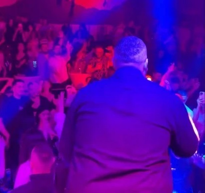 “Alaja Selina”, Rogerti vazhdon të këndojë vargjet që i kushtoi Selinës edhe në një klub nate