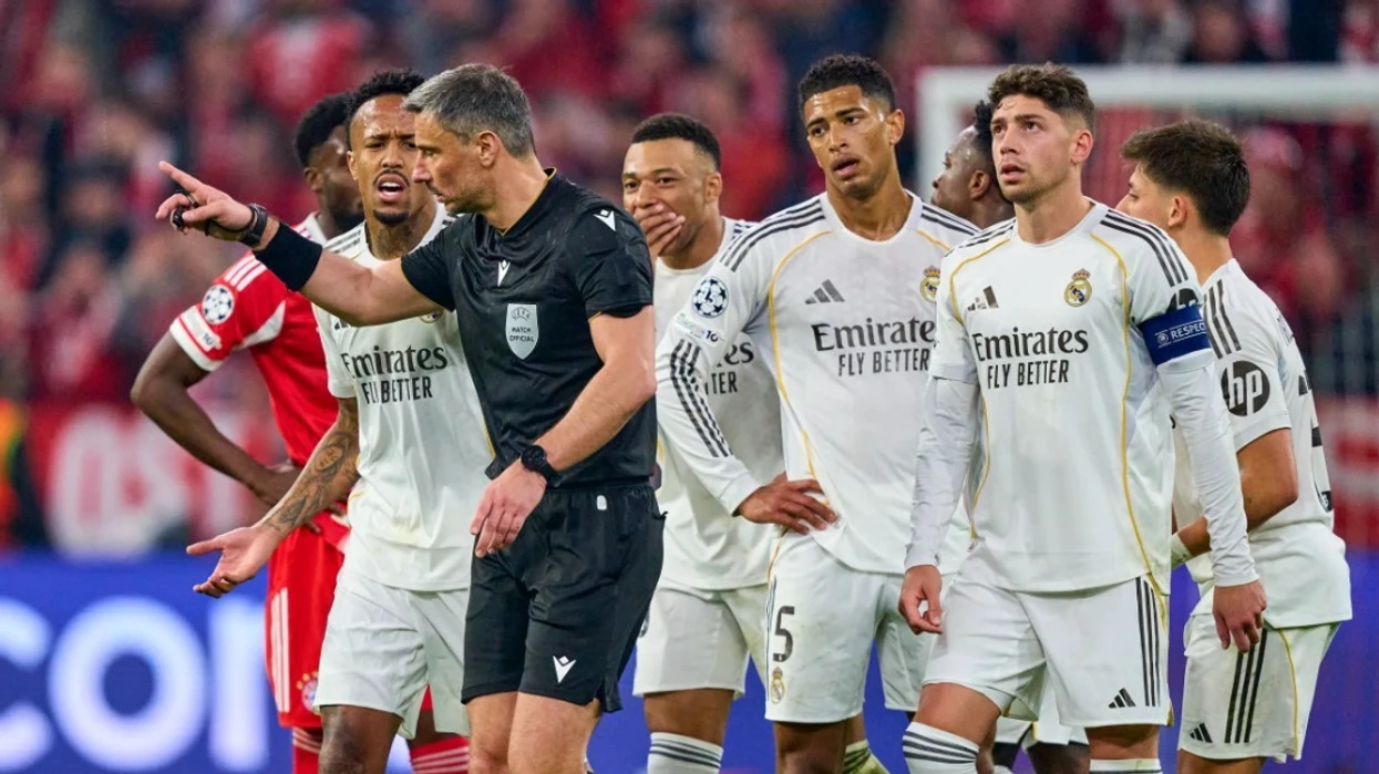 momenti-qe-nuk-u-pa-ne-televizor-dy-yjet-e-realit-u-fjalosen-ashper-me-njeri-tjetrin-gjate-ndeshjes-me-bayernin