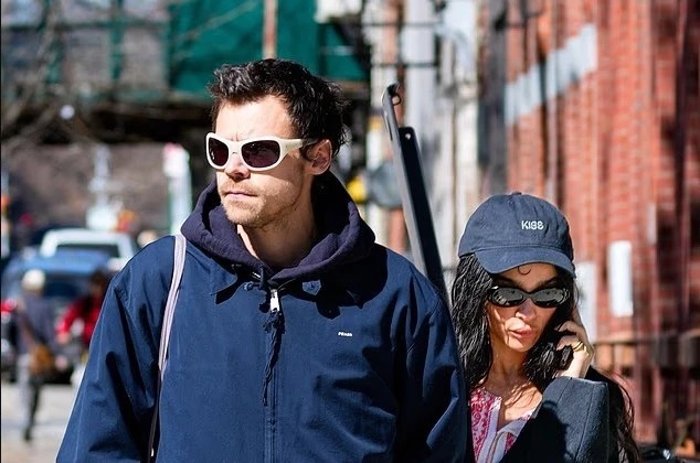 Zoë Kravitz shfaq unazën e propozimit: Harry Styles e fton në martesë gjatë udhëtimit në Evropë
