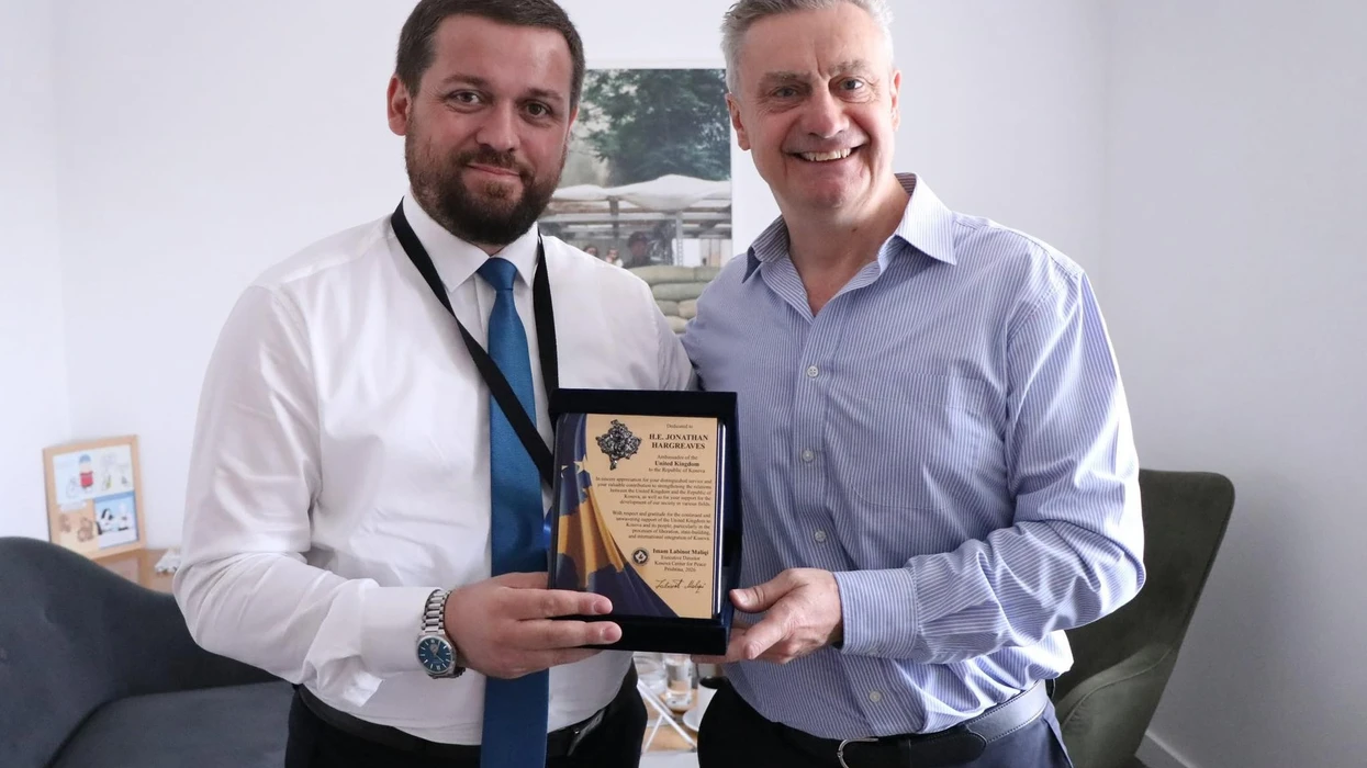 Ambasadori britanik pret imamin Labinot Maliqi në Prishtinë