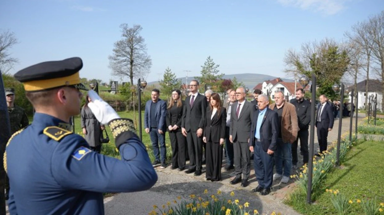 Haxhiu bën homazhe në tri fshatra të Drenasit  kërkon drejtësi për krimet e luftës