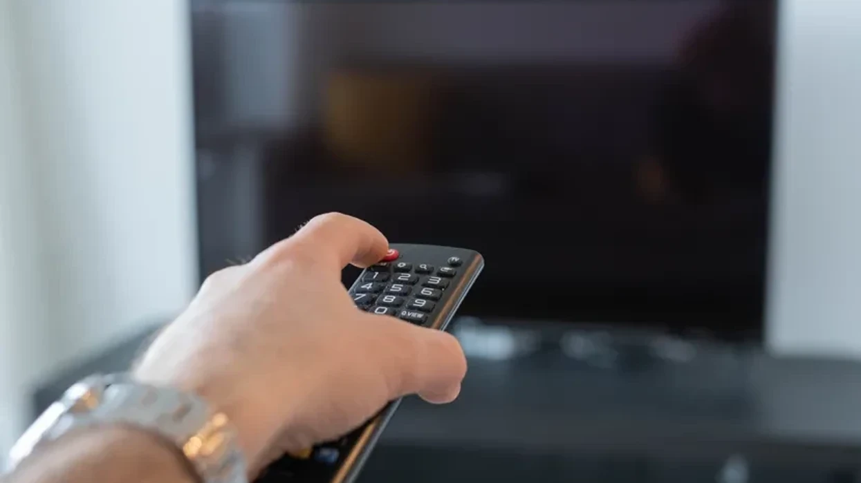 mbajeni-butonin-e-ndezjes-per-10-sekonda-truku-qe-shpejton-menjehere-cdo-televizor-inteligjent