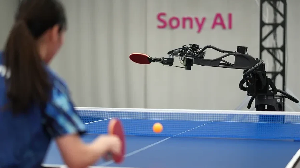 Moment historik, roboti me Al mposht edhe njerëzit në pingpong
