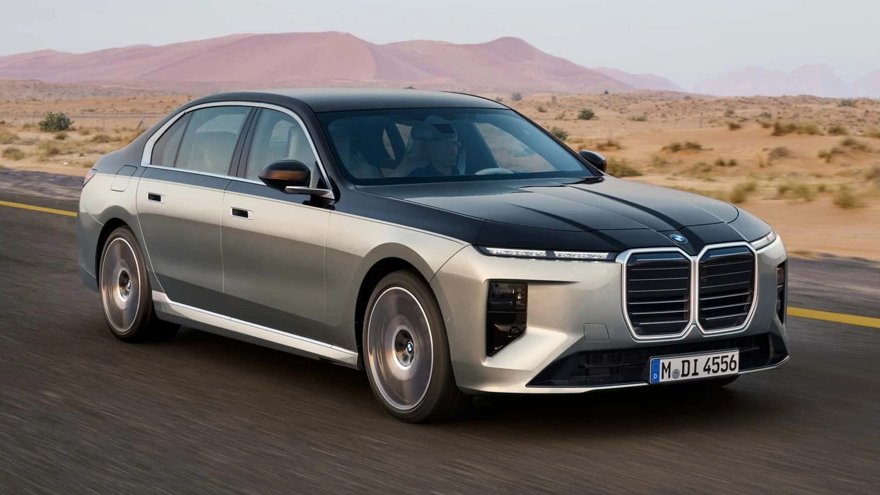 limuzina-e-bmw-se-me-permiresime-te-medha-te-interierit-dhe-me-game-te-gjere-automjetesh-elektrike