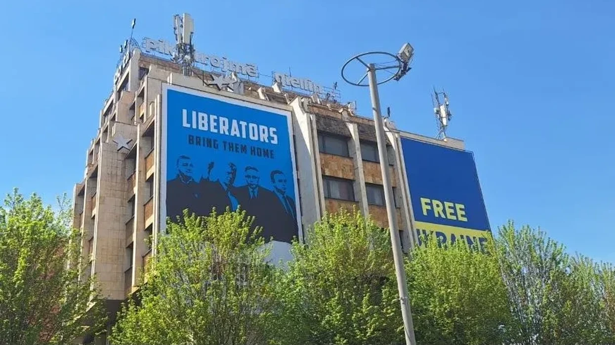 ​“Ktheni në shtëpi çlirimtarët”, baneri në mbështetje të drejtuesve të UÇK-së në Hagë