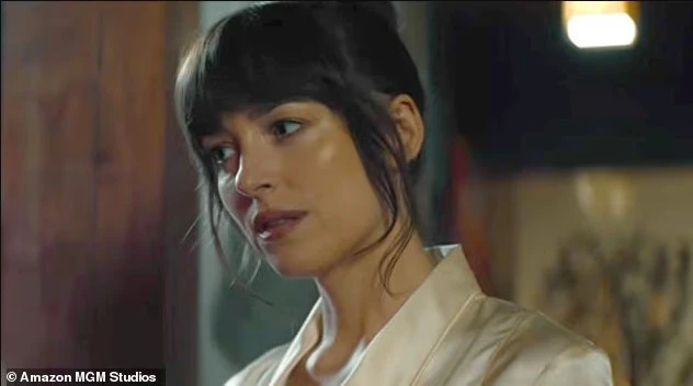 Anne Hathaway dhe Dakota Johnson shfaqin puthjen e tyre të fuqishme në trailerin e filmit "Verity" – një moment i papritur që ngre debate
