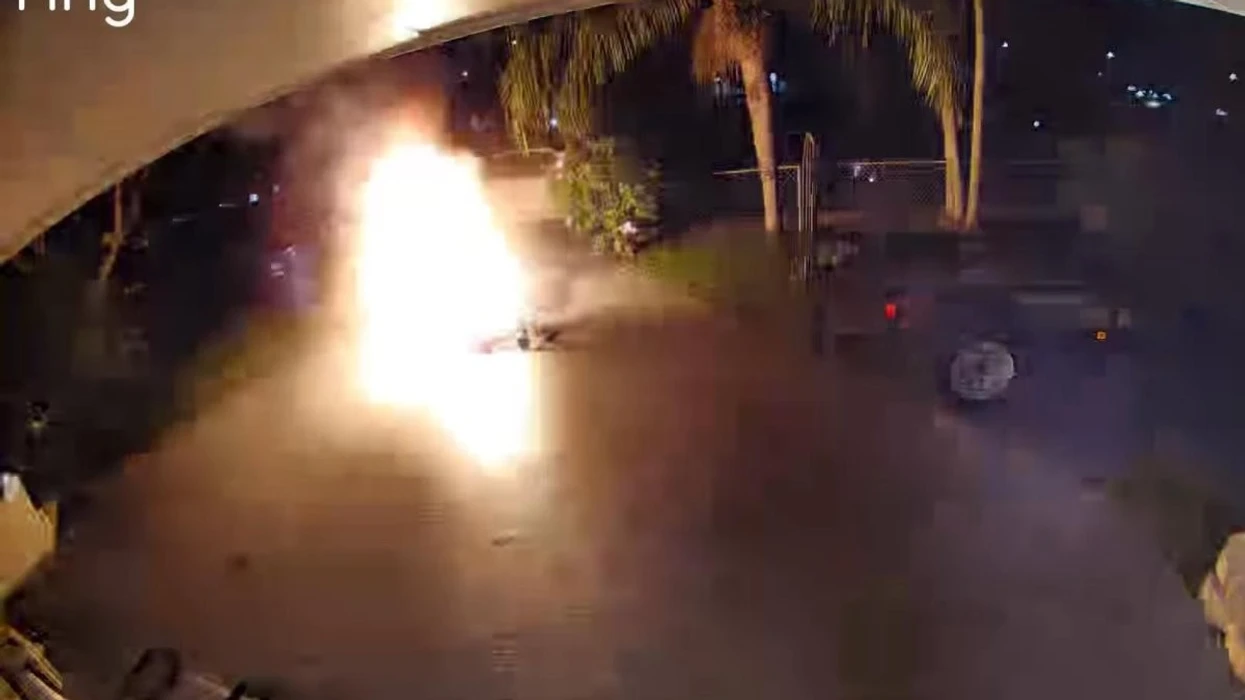 E nxori në oborr për të parë se pse nuk po funksiononte, karroca elektrike shpërthen para syve të gruas nga Florida