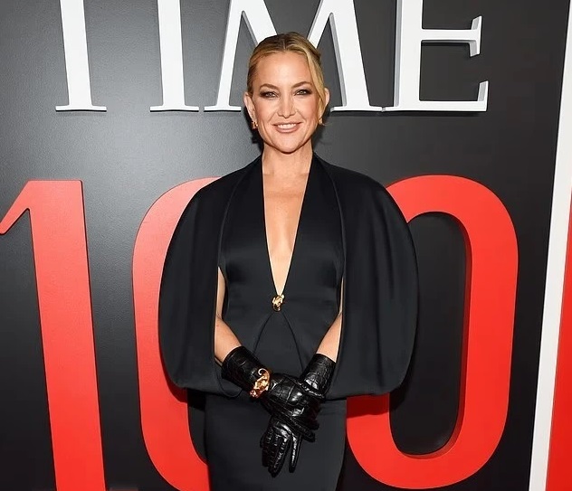 Kate Hudson shkëlqen në TIME100 Gala me veshje tërësisht të zezë