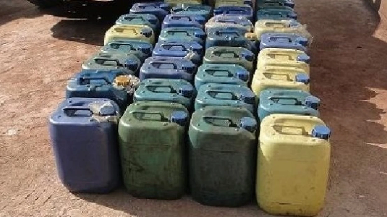 Dyshohet se vodhën bidonë me naftë, arrestohen tre persona