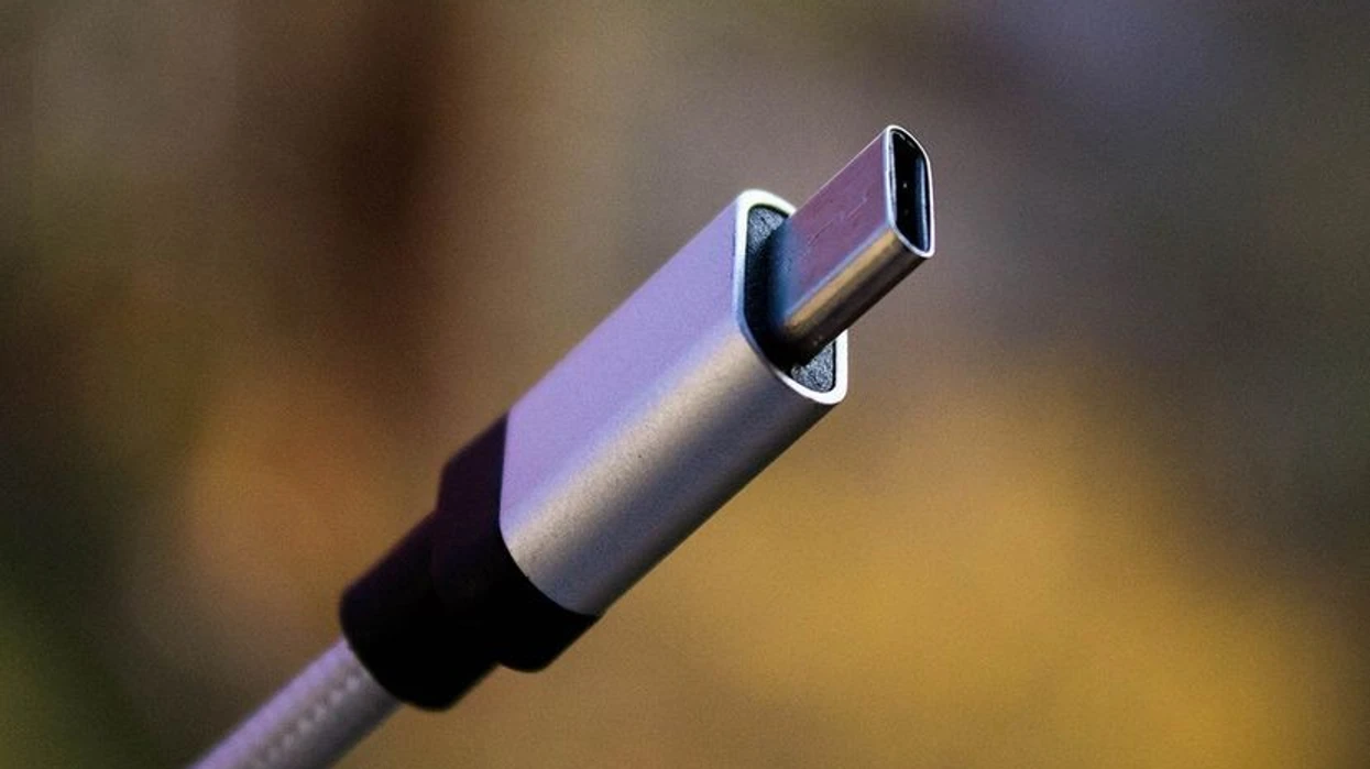 Hidheni këtë kabllo menjëherë – si ta dalloni karikuesin që po ju dëmton ngadalë telefonin