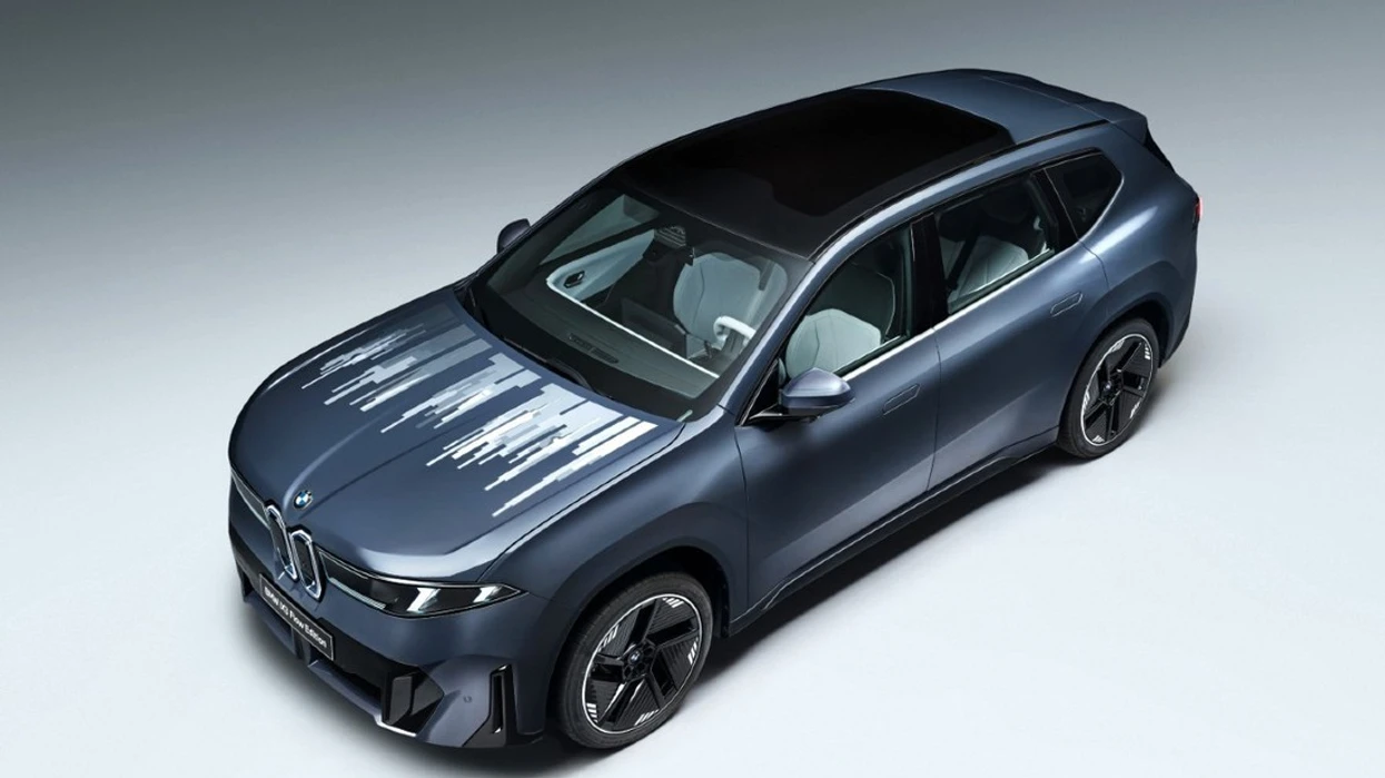 bmw-vendosi-nje-ekran-ne-kapakun-e-vetures-a-do-te-hyje-ne-prodhim