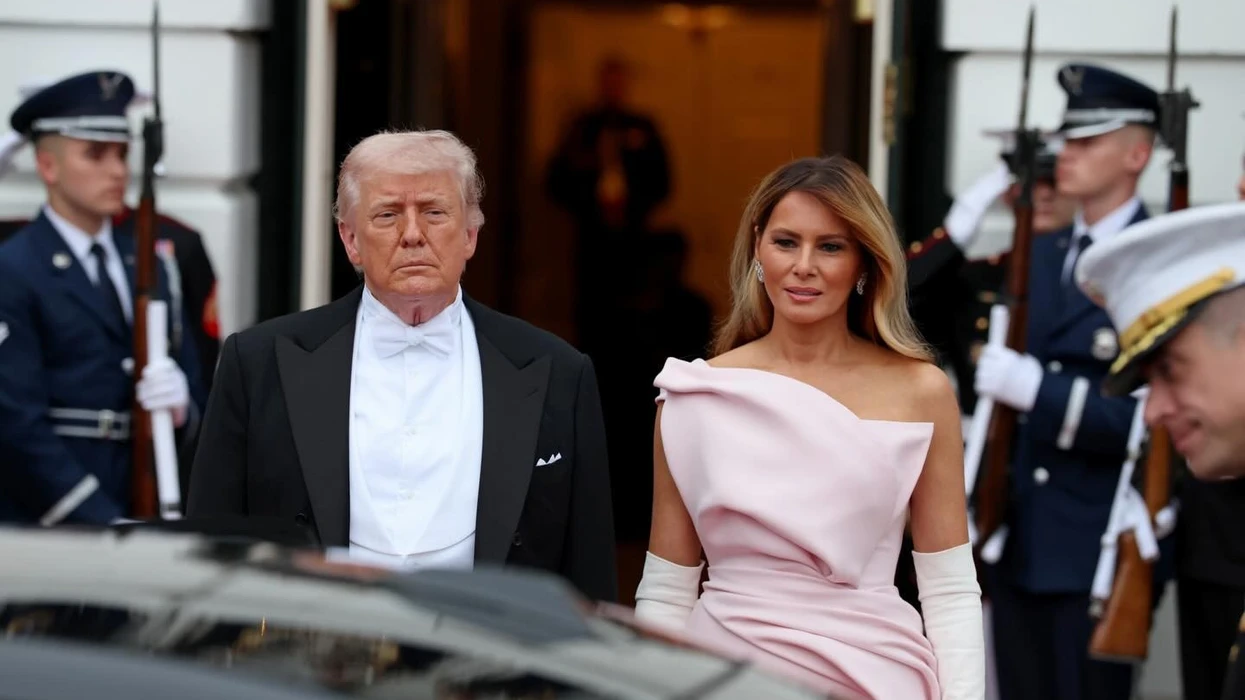 videoja-e-momentit-te-tensionuar-mes-melanias-dhe-donald-trumpit-ngjall-reagime-zonja-e-pare-nuk-deshi-t-ia-mbante-doren-presidentit