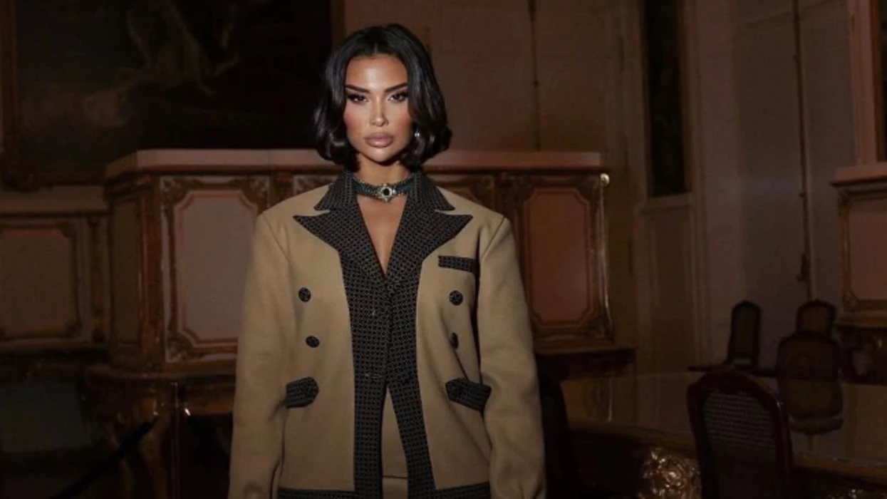 Modelja Gloria Meshi mes personave që humbën banesën nga zjarri masiv në Tiranë