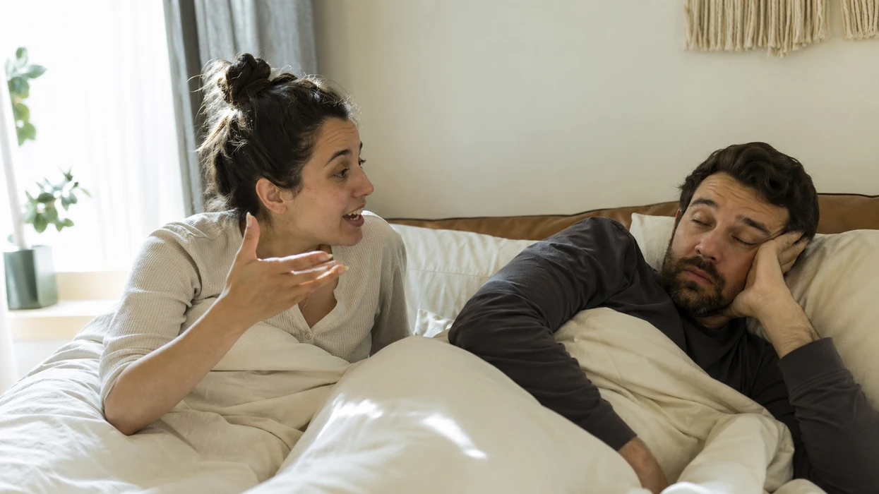 Pse njerëzit flasin menjëherë pas zgjimit? Shkenca dhe arsyet e folurit të natës 