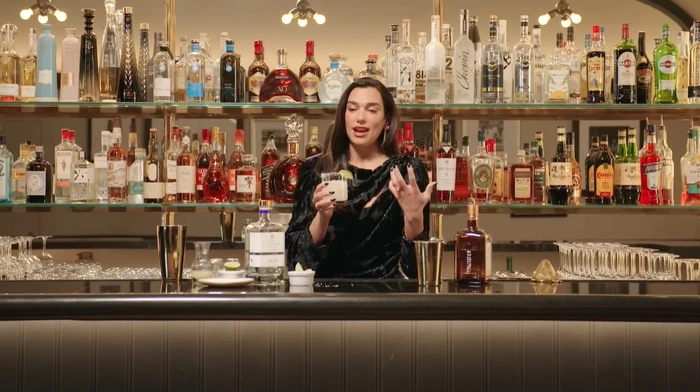 Dua Lipa kombinon koktejet me këngët e saj të preferuara