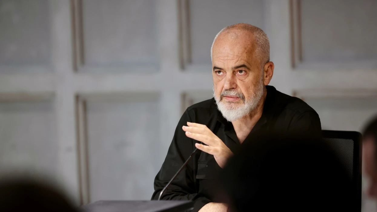 Rama pas vdekjes së Qosjes  Lamtumirë shqiptar i mirë