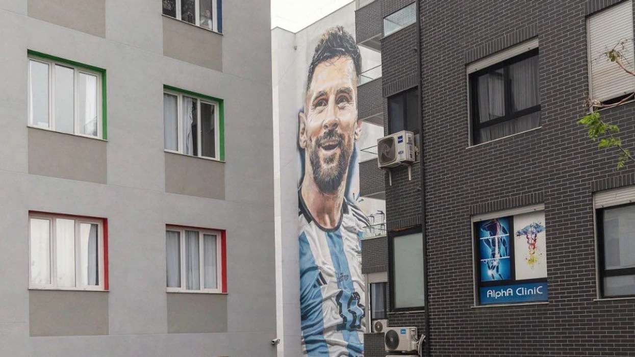 Murali i Messit në Tiranë bëhet viral nëpër botë   shpërndahet nga Fabrizio Romano