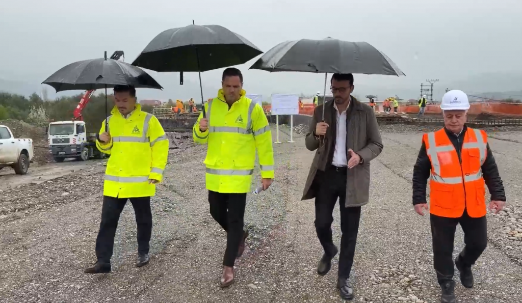 ministri-karakaci-inspekton-punimet-ne-aksin-elbasan-paper-87-e-punimeve-e-perfunduar-ne-lotin-e-pare