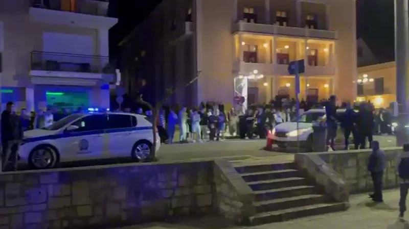 vdekja-e-19-vjecares-shqiptare-dhjetera-persona-jashte-gjykates-ne-kefalonia-lihen-ne-paraburgim-3-te-pandehurit