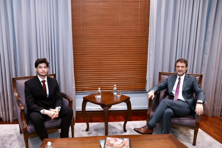 Hoxha takon Ademin: Maqedonia e Veriut, thekson rëndësinë e të drejtave gjuhësore