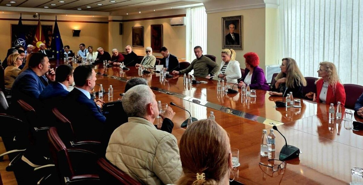 Mickoski takohet me maqedonasit në Serbi: Mesazh për unitet dhe bashkëpunim institucional