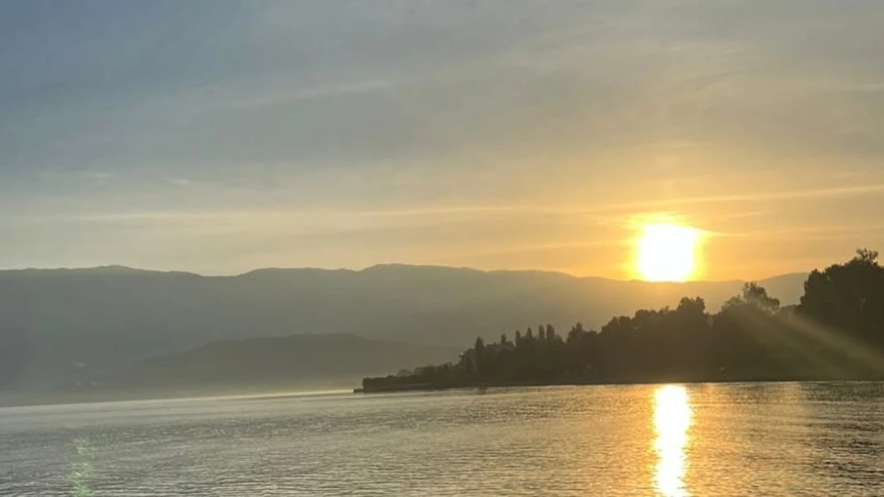 Moti në Shqipëri, diell dhe reshje të dobëta shiu