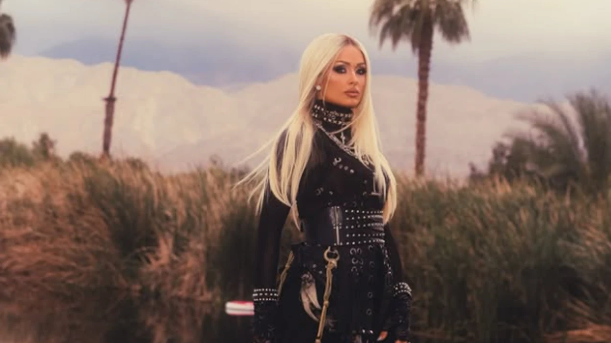 Veprim i pazakontë i Paris Hilton – truproja i ruajti derën e tualetit të meshkujve në festivalin Coachella