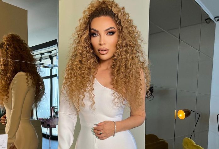 Rovena Stefa prek me dedikimin  Sot festoj me lot  jo me buzëqeshje