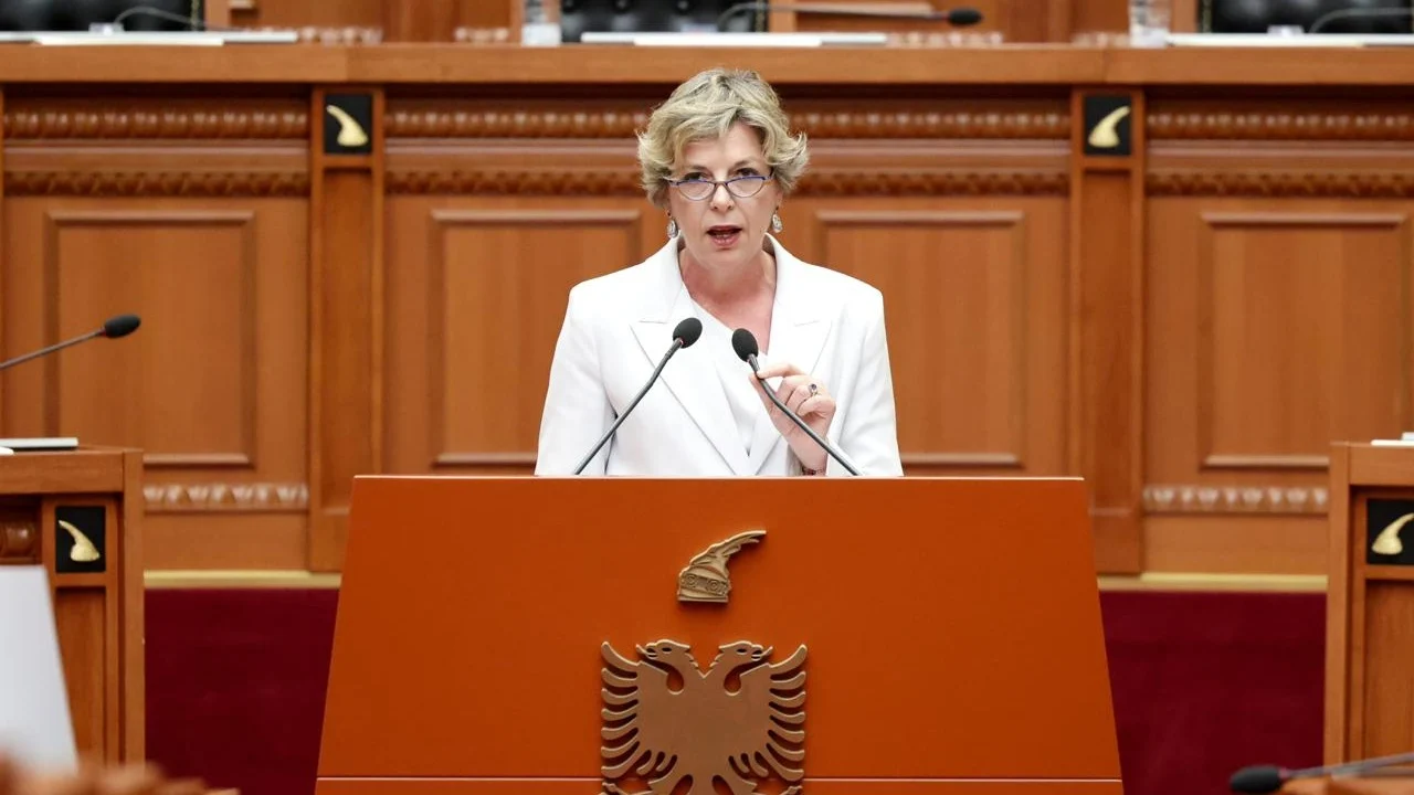 interpelanca-per-shendetesine-ministrja-sala-sherbimin-onkologjik-po-e-cojme-prane-pacientit-analizat-vijojne-te-behen-normalisht