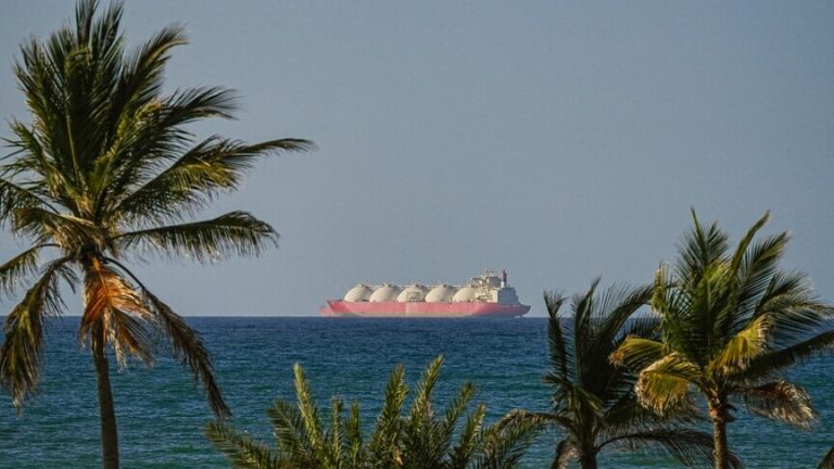 Vazhdon trafiku detar në Ngushticën e Hormuzit  pavarësisht bllokadës së SHBA së