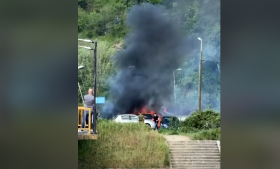 Një zjarr i madh përfshiu tre makina këtë pasdite në parkingun nën Kalanë e Shkupit