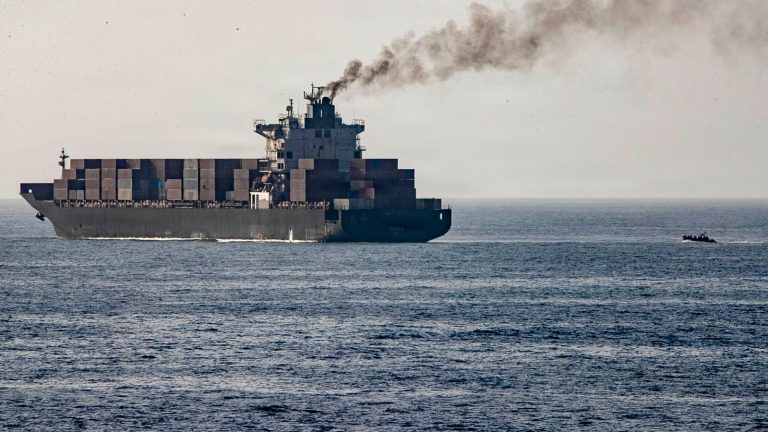 Sulm në Ngushticën e Hormuzit: Anije franceze goditet, të plagosur gjatë incidentit
