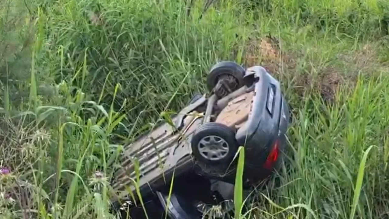 Aksident në aksin Lushnje Berat  Makina përfundon në kanal  asnjë person në vendngjarje