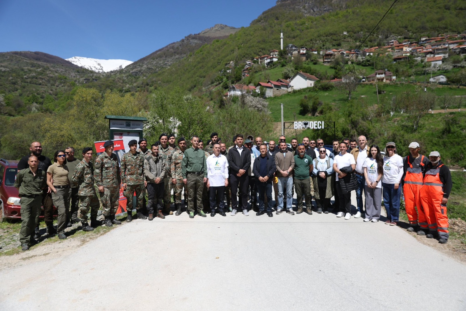 zyrtare-diplomate-ushtare-e-qytetare-ne-aksion-per-pastrimin-e-sharrit