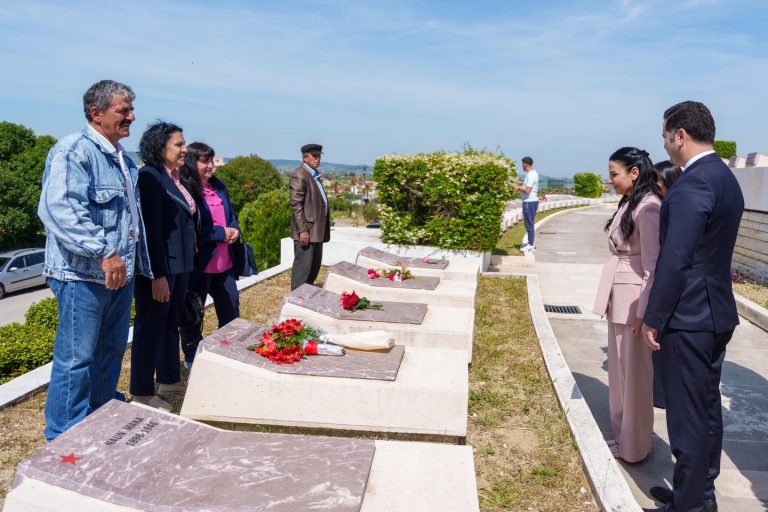 5-maji-balluku-homazhe-ne-varrezat-e-deshmoreve-ne-lushnje