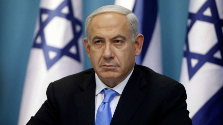 Benjamin Netanyahu paraqitet në gjykatë për akuza korrupsioni – Përgjigjet për herë të parë
