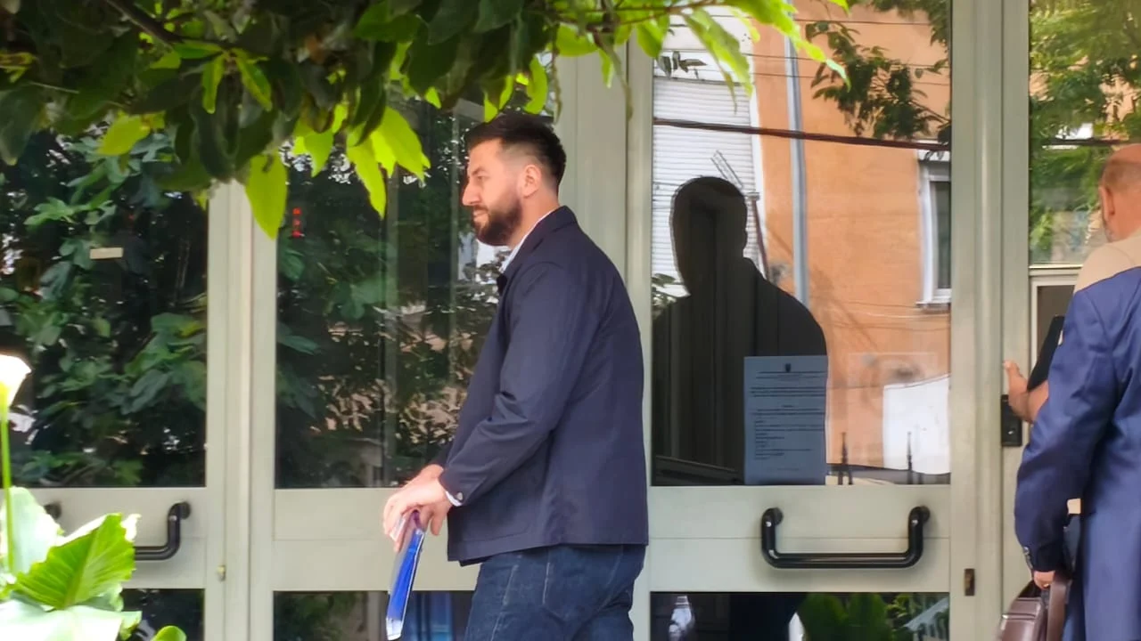 helmimi-i-56-studenteve-te-akademise-se-sigurise-prokuroria-merr-ne-pyetje-drejtorin-e-aku-tirane