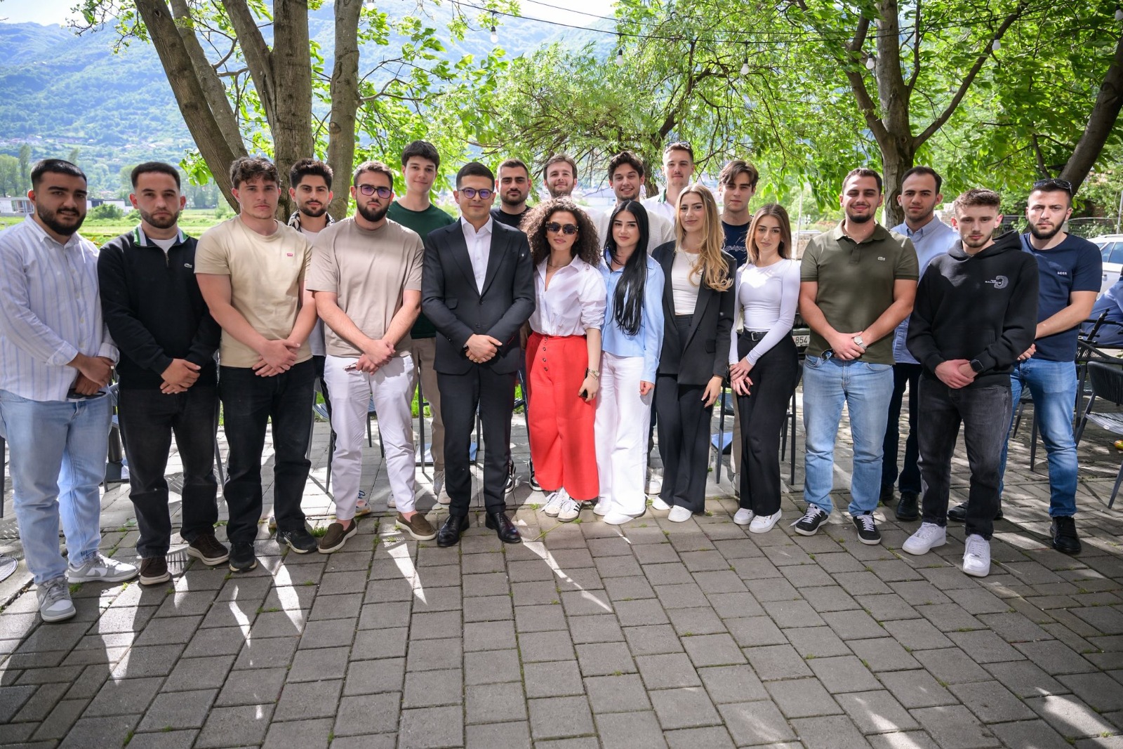 Deputeti i Shqipërisë takohet me studentët e Tetovës të cilët po bëhen gati protestën e radhës
