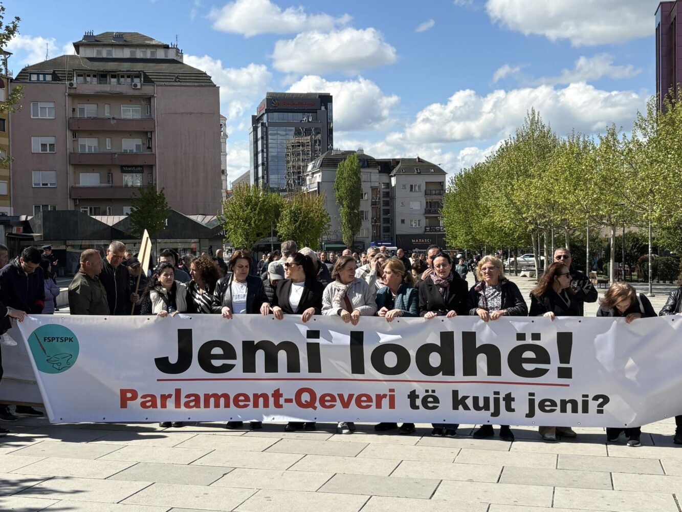 Protesta e punëtorëve privatë në Kosovë: "Jemi lodhë, Parlament – Qeveri të kujt jeni?"
