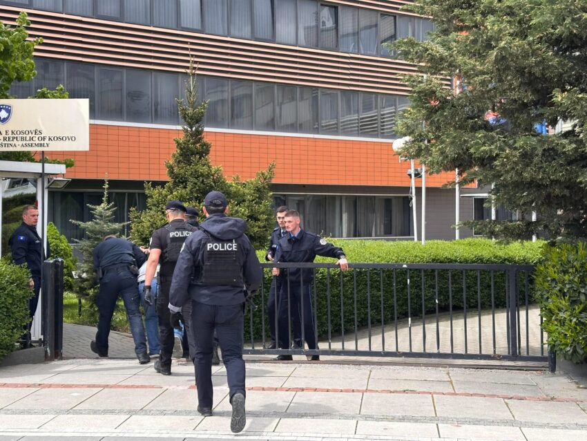 arrestohen-kater-protestues-te-asamblese-anti-kapitaliste