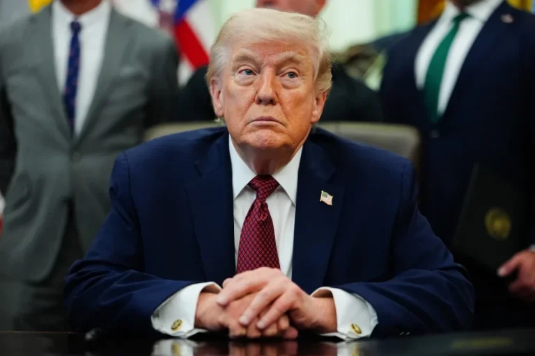 Trump: SHBA-ja do të ndihmojë në lirimin e anijeve të bllokuara në Ngushticën e Hormuzit