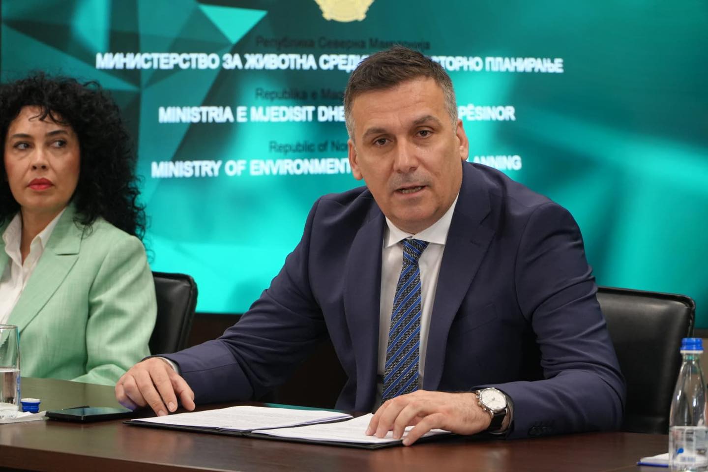 Ministri Hoxha diskuton me gazetarët për ligjet e reja dhe regjistrin digjital në Shkup 