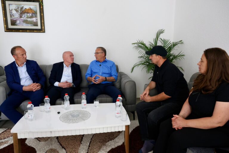 Hamza viziton familjen Mexhuani në Obiliq  Qytetarët kanë nevojë për paga më të larta dhe çmime më të ulëta