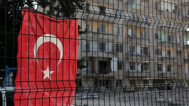 Arrestohen 29 persona mes hetimeve për korrupsion që përfshin bashkinë e Stambollit