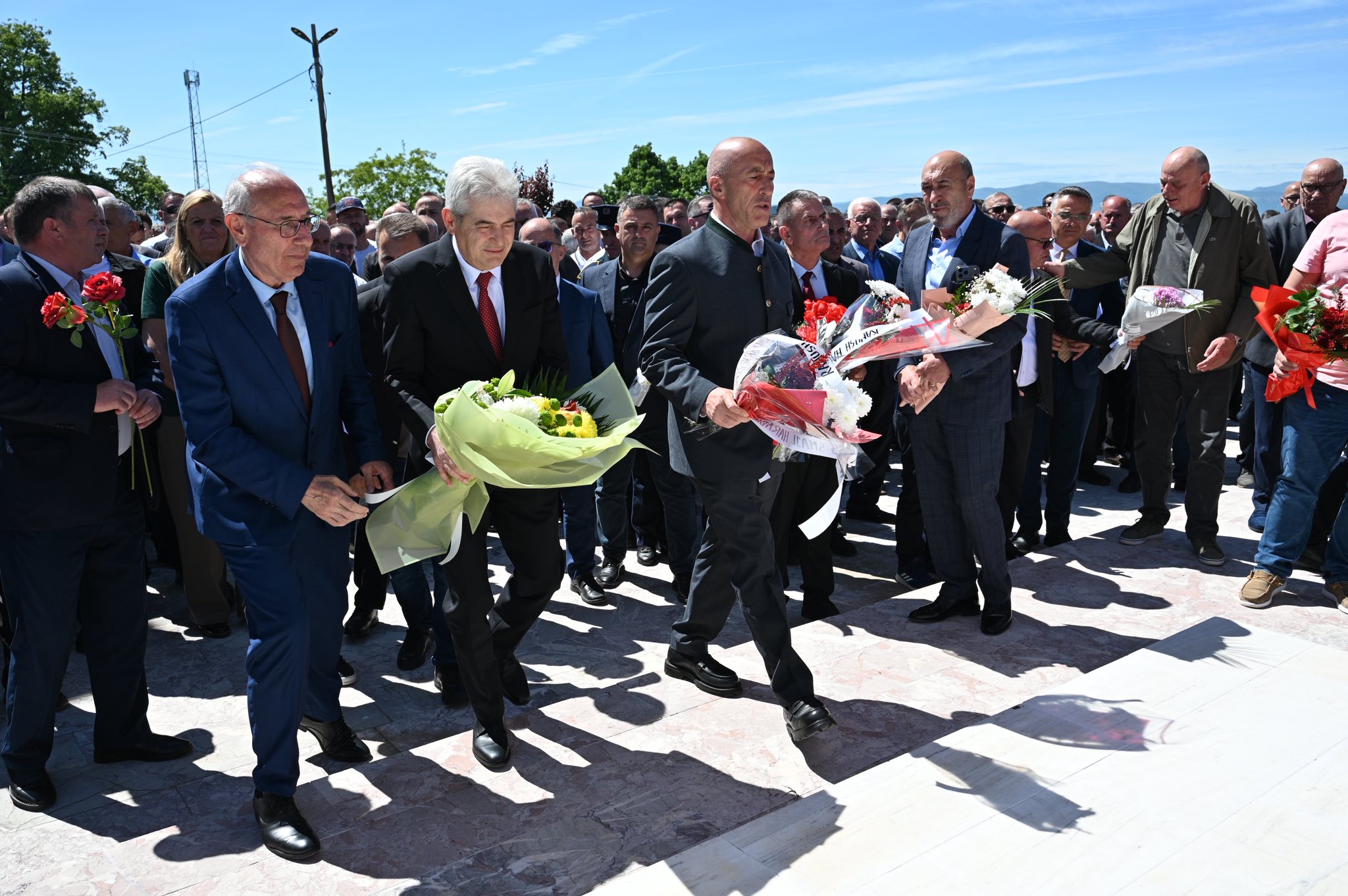 Ali Ahmeti Nderon Luan Haradinajn në Ditën e Përvjetorit të Rënies së Tij në Deçan 