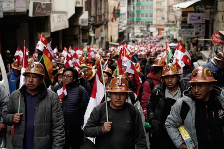 Përshkallëzohen protestat në La Paz  mungesë ushqimi dhe karburanti