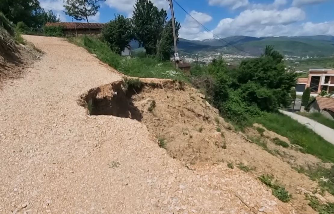 Vërshimet në Kërçovë: Rreziku i shembjes së lagjes Drogomisht të Vogël

