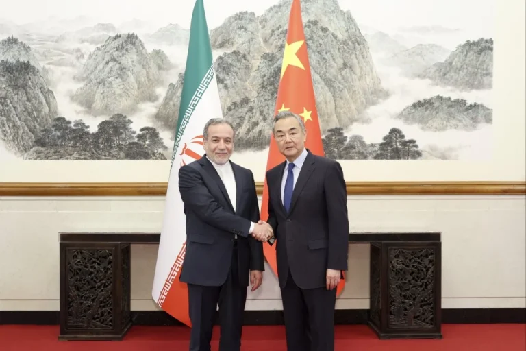Ministri i Jashtëm i Iranit takon homologun kinez: Tensionet me SHBA-në në qendër të bisedimeve
